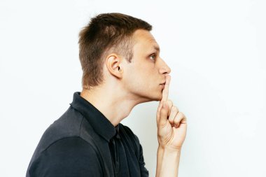 Adam parmağını onun dudaklarına koydu.