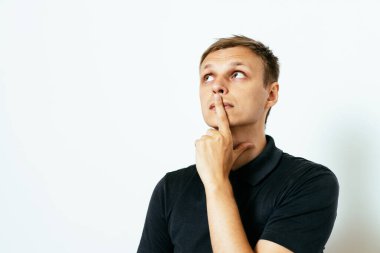 Adam fotoğraf stüdyosunda düşünüyor.