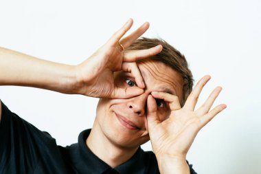 Adam elleriyle dürbün yapıyor.