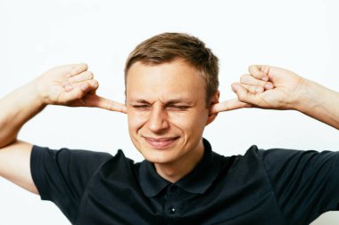 Fotoğraf stüdyosunda kulaklarını kapat.