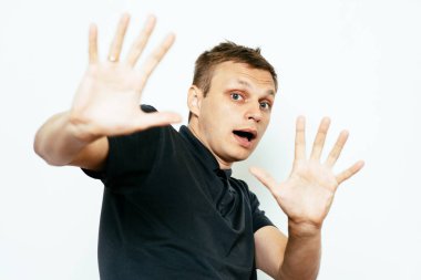 Adam korkudan korkuyor.