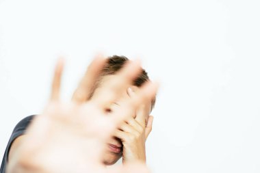 Adam korkudan korkuyor.