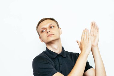 Adam alkışlar ve alkışlar