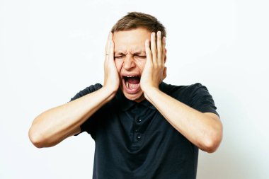 Fotoğraf stüdyosundaki umutsuz adam.