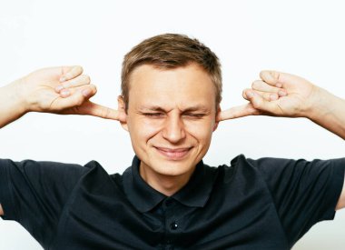 Fotoğraf stüdyosunda kulaklarını kapat.