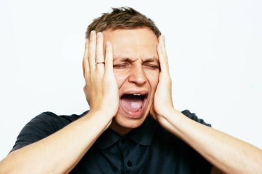 Fotoğraf stüdyosundaki umutsuz adam.