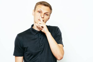 Adam parmağını onun dudaklarına koydu.