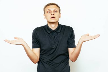 Adam ellerini havaya kaldırıyor.