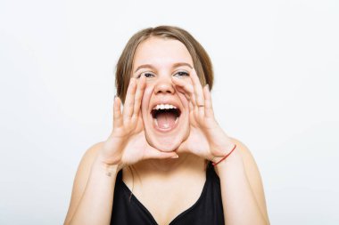 Fotoğraf stüdyosunda kız duyguları  