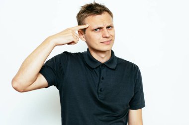 Parmağıyla şakağına dokunan öfkeli bir adamın yakın plan portresi. Delirdin mi sen??