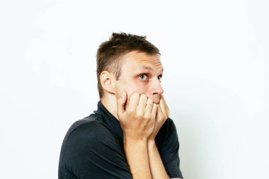 Adam tırnaklarını yiyor.