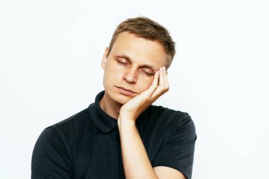 Uyu. Fotoğraf stüdyosundaki adam.