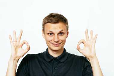 Adam her şeyin yolunda olduğunu gösteriyor, merak etme. Her şey yolunda. Jest yap. Portreyi kapat.