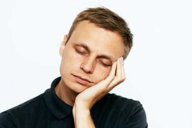 Uyu. Fotoğraf stüdyosundaki adam.