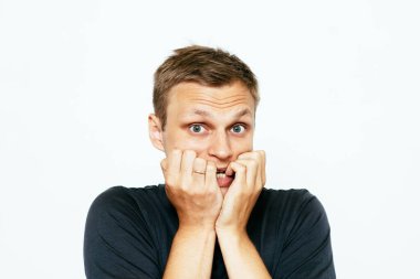 Adam tırnaklarını yiyor.