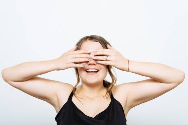 Kadın elleriyle gözlerini kapatıyor.