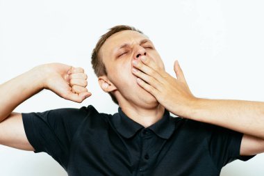 Esniyor. Fotoğraf stüdyosundaki adam.