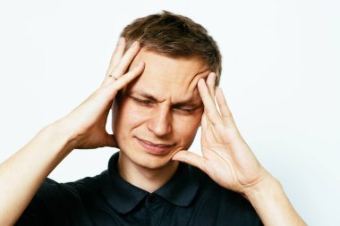 Fotoğraf stüdyosundaki adamlarda baş ağrısı