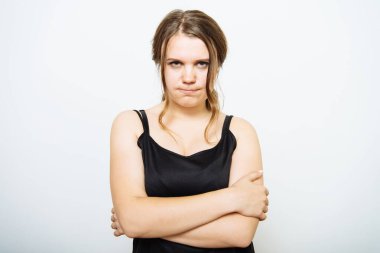 Fotoğraf stüdyosunda kızgın bir kadın.