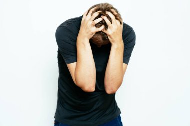 Adam korkudan korkuyor.