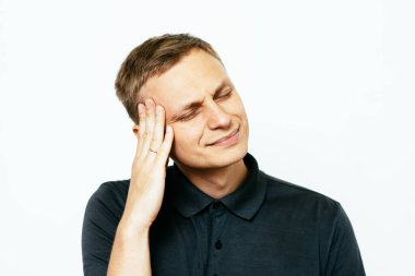 Fotoğraf stüdyosundaki adamlarda baş ağrısı