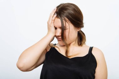 Stüdyoda çalışan ümitsiz kadın.