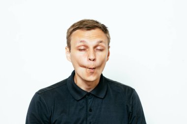 Adam yanaklarını emiyor.