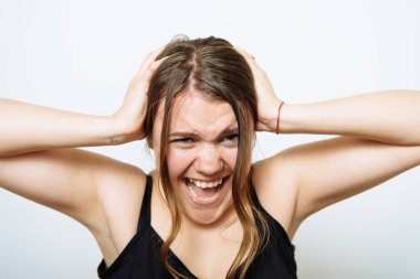 Stüdyonun arka planında kızgın çığlık atan kadın.