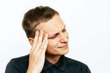 Fotoğraf stüdyosundaki adamlarda baş ağrısı