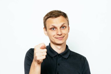 Adam incir gösteriyor.