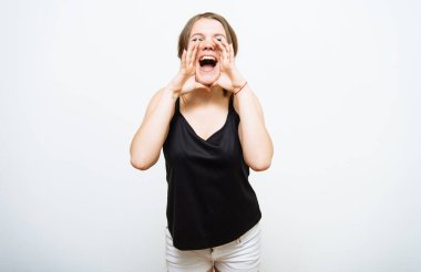 Birilerini ara. Stüdyo arka planında bir kadın