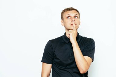 Adam fotoğraf stüdyosunda düşünüyor.