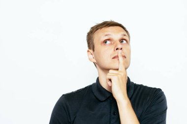 Adam fotoğraf stüdyosunda düşünüyor.