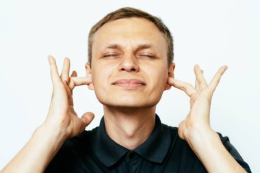 Fotoğraf stüdyosunda kulaklarını kapat.