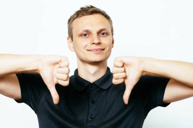 Adam baş parmak hareketi gösteriyor.