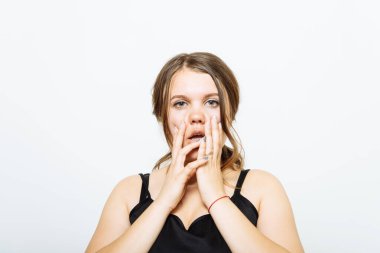 Stüdyoda çalışan ümitsiz kadın.