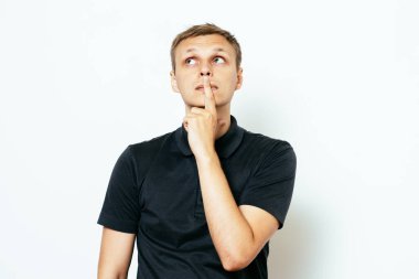 Adam fotoğraf stüdyosunda düşünüyor.