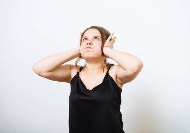 Stüdyo arka planında kulaklarını kapat kadın.