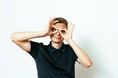 Adam elleriyle dürbün yapıyor.