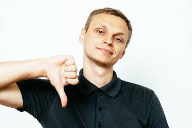 Adam baş parmak hareketi gösteriyor.