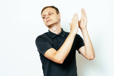 Adam alkışlar ve alkışlar