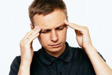 Fotoğraf stüdyosundaki adamlarda baş ağrısı