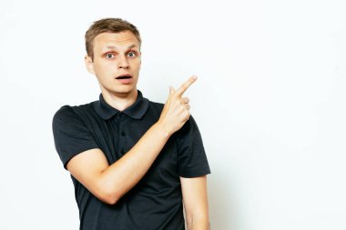Genç adam, parmağıyla birini ya da bir şeyi işaret ediyor. Olumlu insan yüzü ifadeleri, duygular, duygular, tutum, yaklaşım