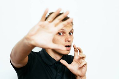 Adam korkudan korkuyor.