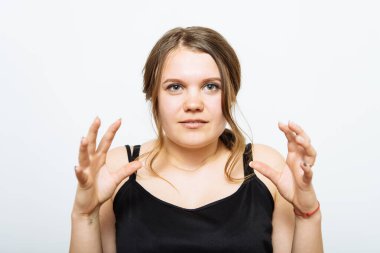 Stüdyo arka planında kızgın bir kadın