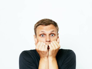 Adam tırnaklarını yiyor.