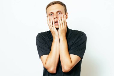 Fotoğraf stüdyosundaki bitkin üzgün adam.