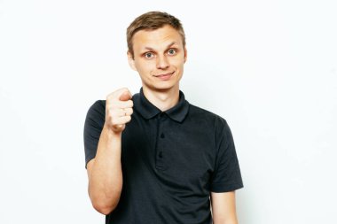 Adam incir gösteriyor.