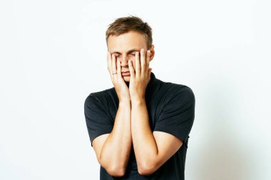 Adam elleriyle yüzünü örttü.