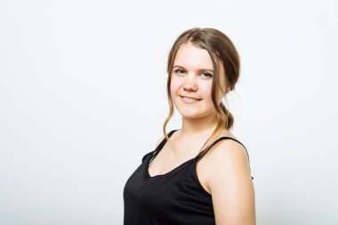 Stüdyo arka planında gülümseyen kadın